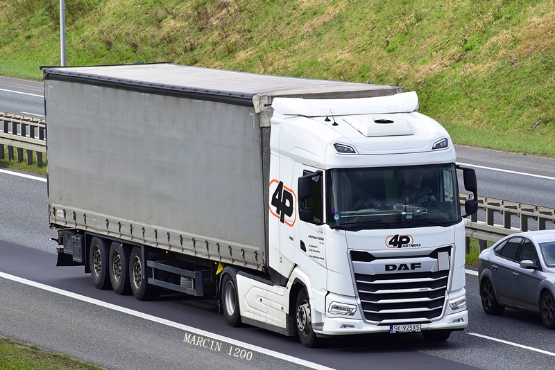 _DSC0652-crop-4 Partners-DAF XG-Schmitz Cargobull.JPG