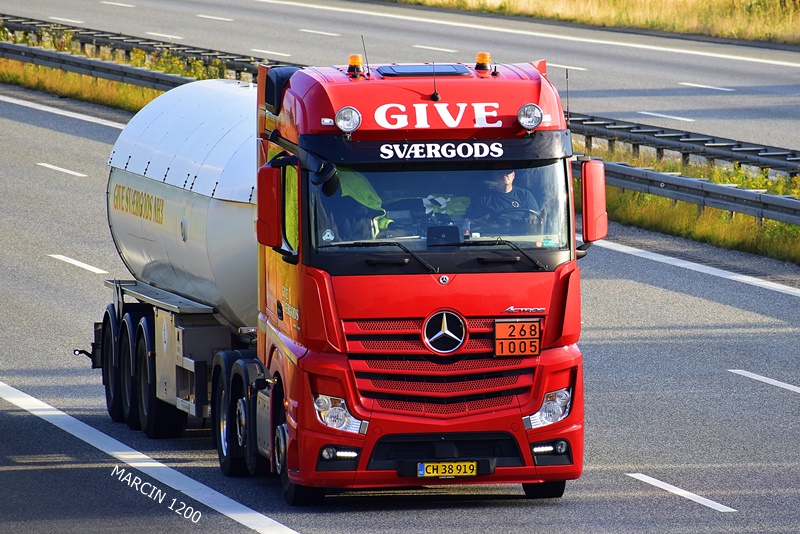 _DSC9622-crop-Give Svaergods-Mercedes-Benz Actros MP4.JPG