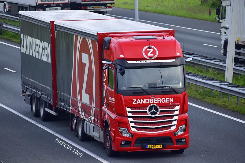 _DSC3484-crop-ZANDBERGEN-Mercedes-Benz Actros MP5.JPG