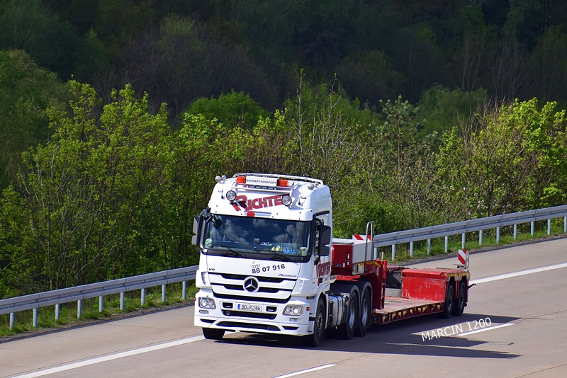_DSC2710 RICHTER-crop-Mercedes-Benz Actros MP3.JPG