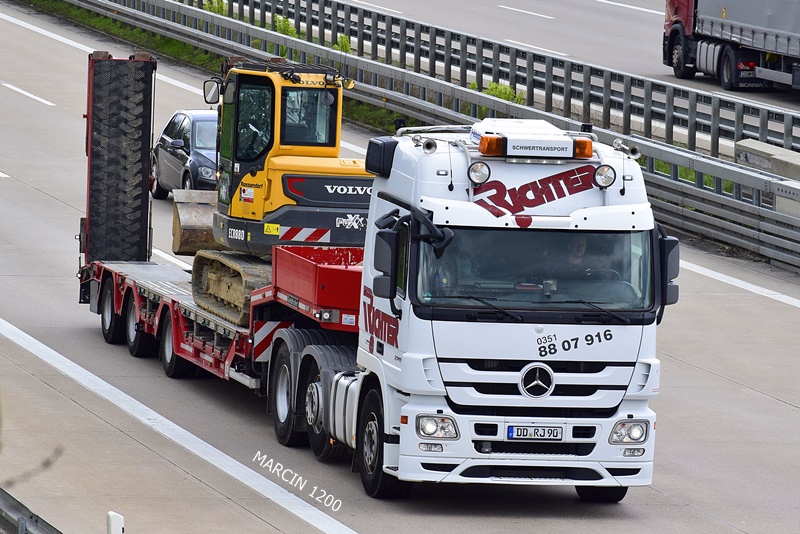 _DSC1815 RICHTER-crop-Mercedes-Benz Actros MP3.JPG