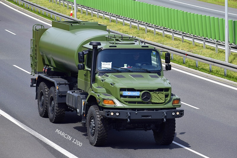 _DSC4091-crop-Mercedes-Benz Zetros.JPG