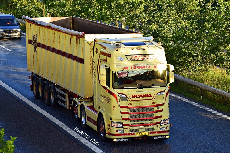 _DSC4154 PETER E. NIELSEN-crop-SCANIA S660 V8.JPG
