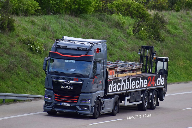 _DSC2550 DACHBLECHE24-crop-MAN TGX II.JPG