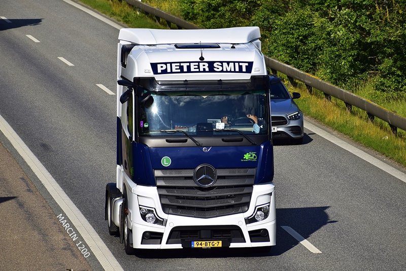 _DSC4972 PIETER SMIT-crop-ACTROS MPV.JPG