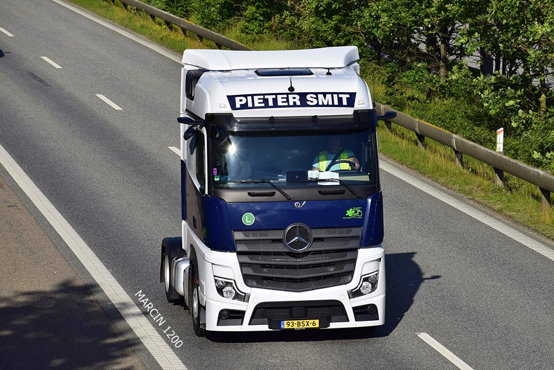 _DSC4974 PIETER SMIT-crop-ACTROS MPV.JPG