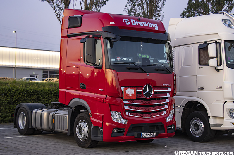 Mercedes-Benz Actros MP4 - Drewing.jpg