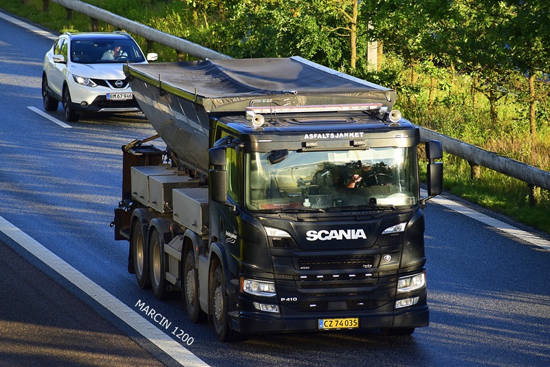 _DSC4172 ASFALTSJAKKET-crop-SCANIA P410 NG.JPG