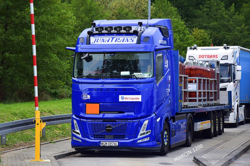 _DSC6335-crop-Juna Trans-VOLVO AERO.JPG