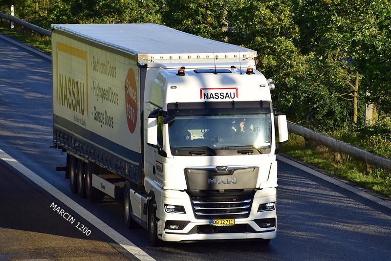 _DSC4211 NASSAU-crop-MAN TGX II.JPG