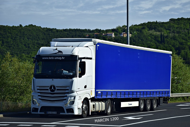 _DSC2927 LARIX-crop-Mercedes-Benz Actros MP5.JPG