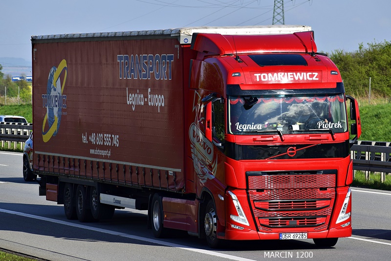 _DSC2202 TOMKIEWICZ-crop-VOLVO FH V.JPG