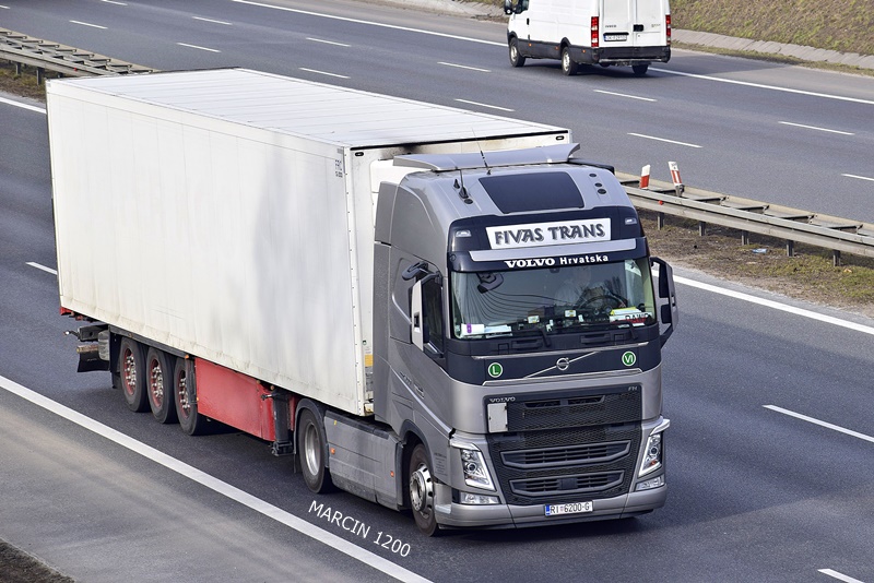 _DSC4358-crop-Fivas Trans-VOLVO FH IV.JPG