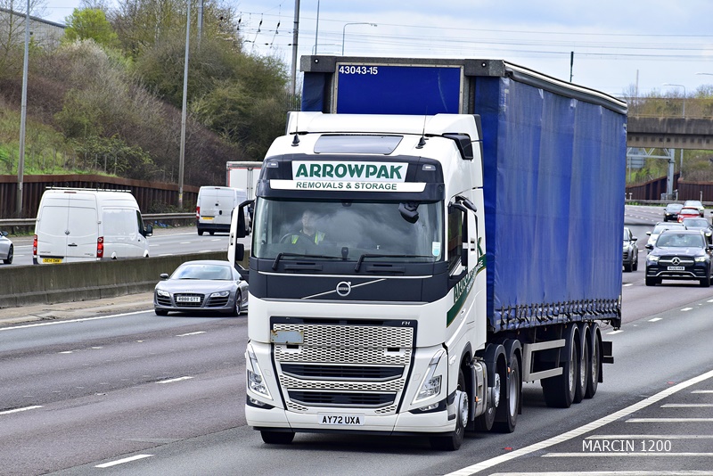 _DSC0574-crop-Arrowpak Removals and Storage-VOLVO FH V.JPG