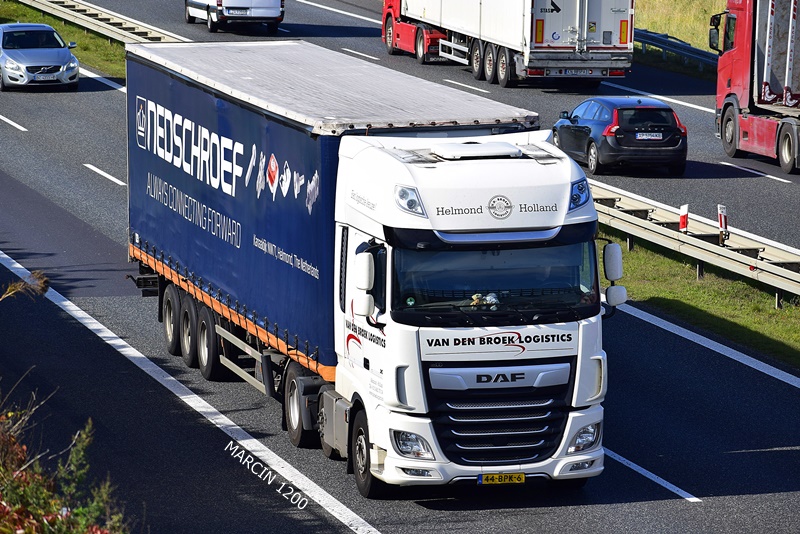 _DSC8072-crop-Van Den Broek Logistics-DAF XF 106 II.JPG