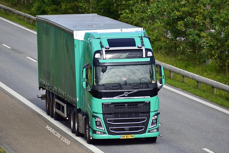 _DSC4384 COPENHAGEN LIGHT PRODUCTION-crop-VOLVO FH16 IV.JPG