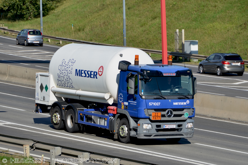 Mercedes Benz Actros MP3_Hoyer_3156.JPG
