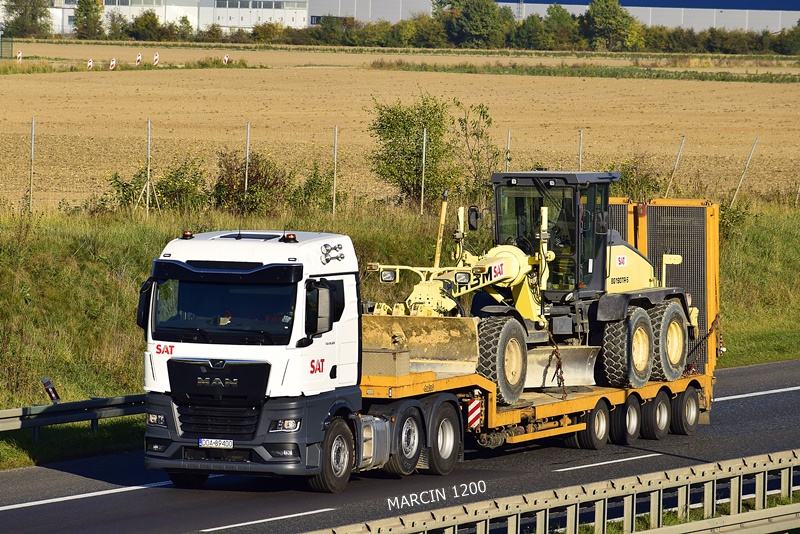 _DSC8493-crop-SAT-MAN TGX II.JPG
