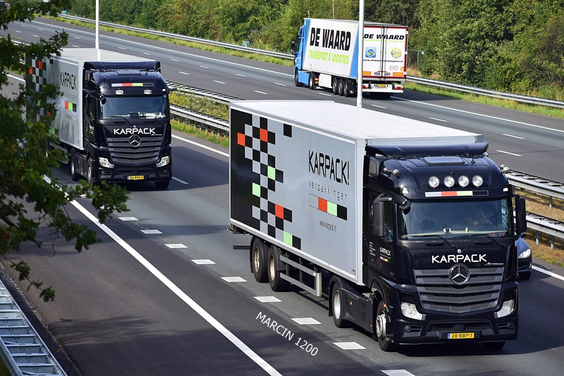 _DSC8373-crop-Mercedes-Benz Actros MP4-Karpack.JPG