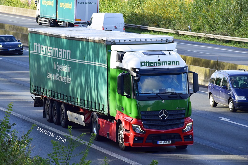 _DSC7787 OTTENSMANN-crop-Actros MPV.JPG