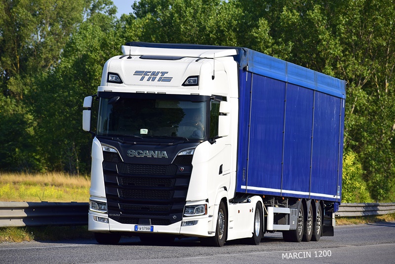 _DSC6377-crop-FNT-SCANIA S520 V8.JPG
