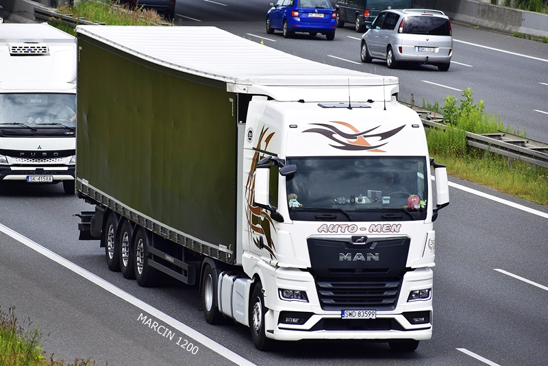 _DSC00011 (1156)-crop-AUTO-MEN-MAN TGX II.JPG