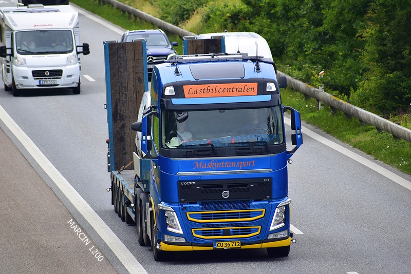 _DSC4725 LASTBILCENTRALEN-crop-VOLVO FH IV.JPG