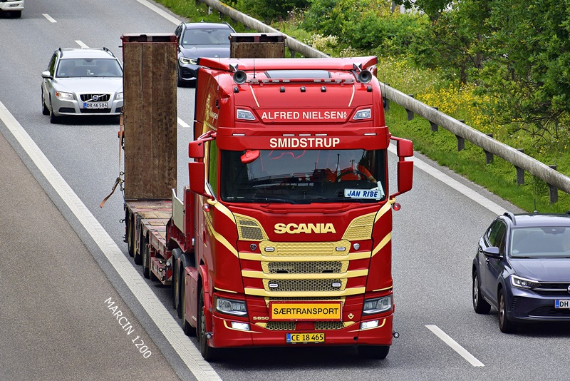 _DSC4745 ALFRED NIELSEN-crop-SCANIA S650 V8.JPG