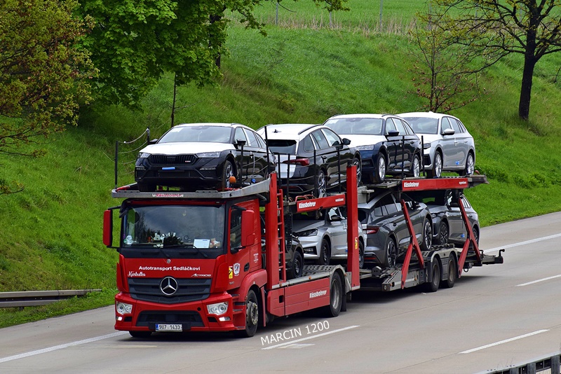 _DSC1300 SEDLACKOVI-crop-Mercedes-Benz Actros MP4.JPG