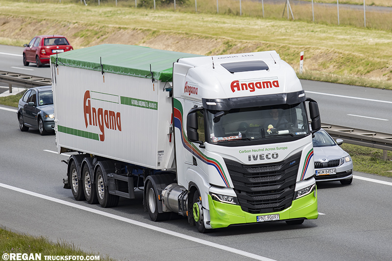 Iveco S-Way LNG Angama.jpg