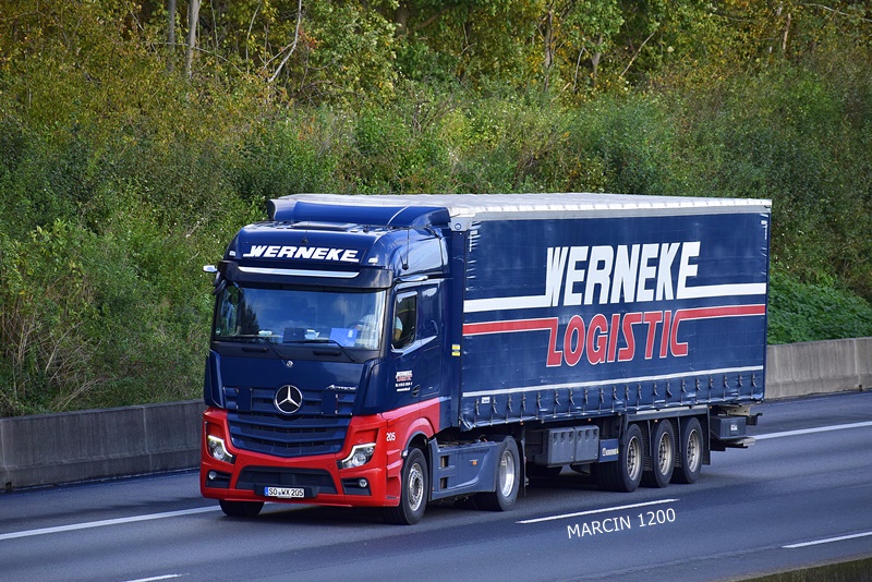 _DSC7753 WERNEKE-crop-Mercedes-Benz Actros MPV.JPG