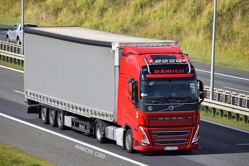 _DSC00011 (1996)-crop-DANUCU-VOLVO FH V.JPG