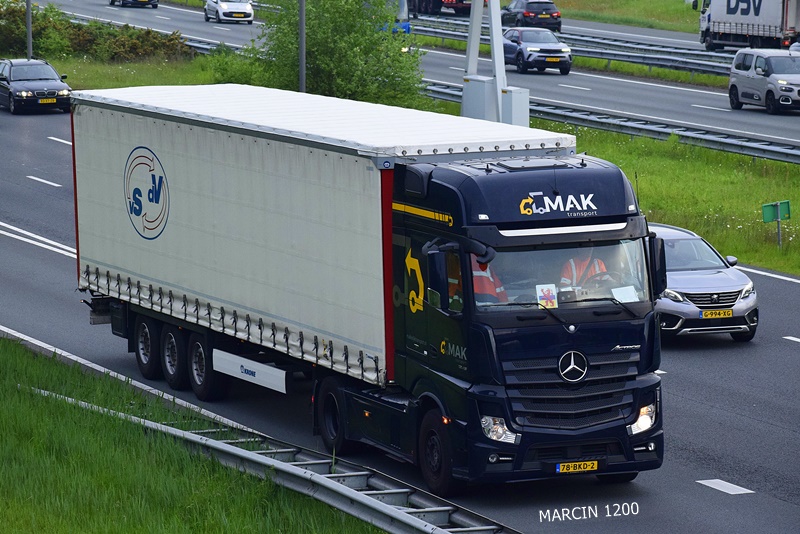 _DSC3575 MAK TRANSPORT-crop-Mercedes-Benz Actros MP4.JPG