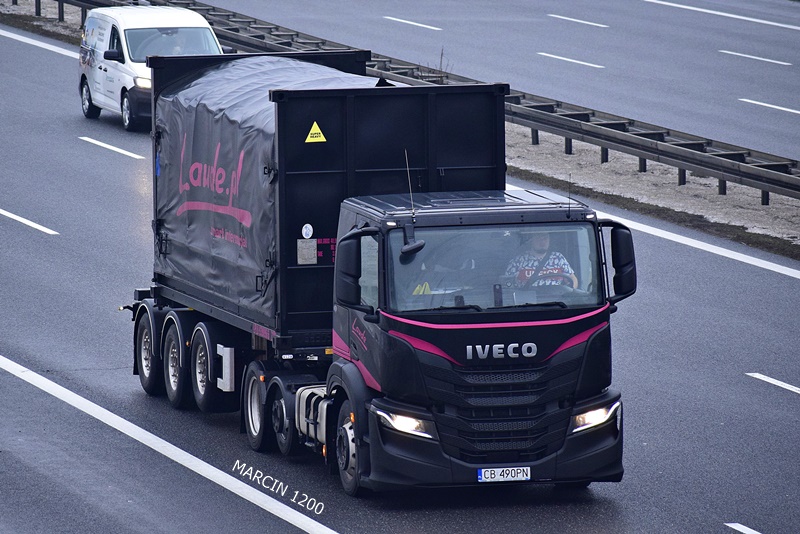 _DSC00011 (2662)-crop-LAUDE-Iveco S-Way.JPG