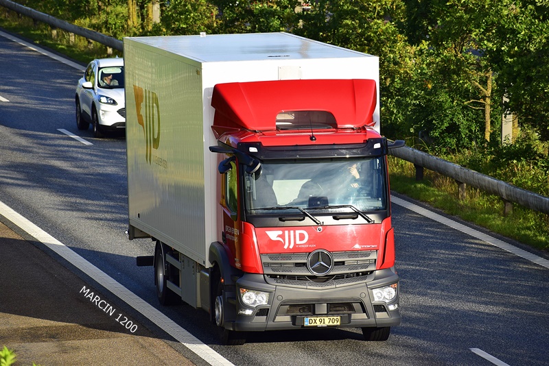 _DSC4236 JJD-crop-Mercedes-Benz Actros MP5.JPG