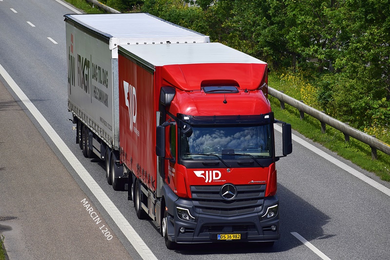 _DSC4555 JJD-crop-Mercedes-Benz Actros MP5-25,25m.JPG