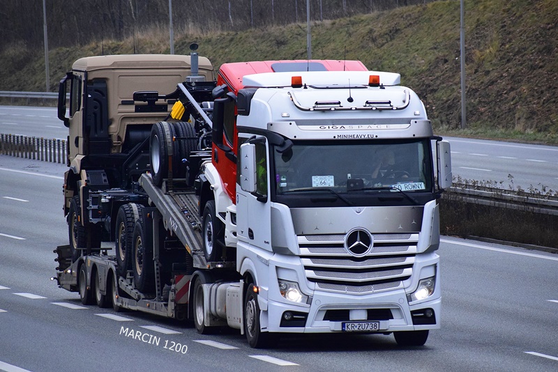 _DSC0130-crop-Mercedes-Benz Actros MP4 - Mini Heavy Transport.JPG