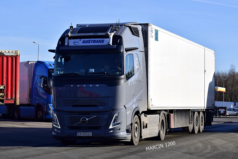 _DSC1141 KUŚTRANS-crop-VOLVO FH AERO.JPG