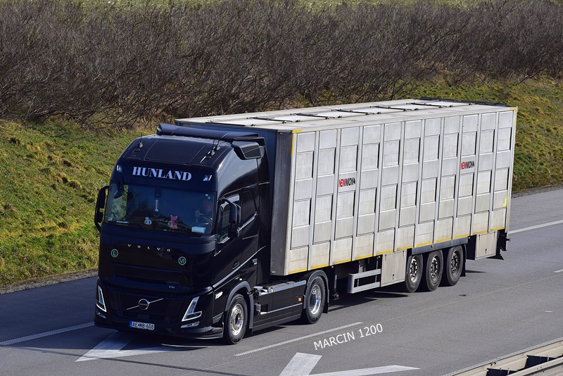 _DSC2368 HUNLAND-crop-VOLVO FH AERO.JPG