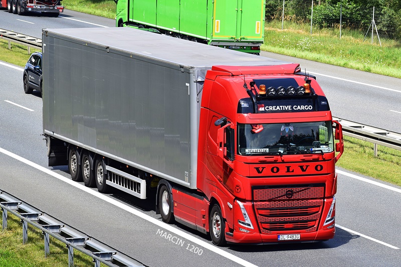 _DSC00011 (1329)-crop-CREATIVE CARGO-VOLVO FH V.JPG