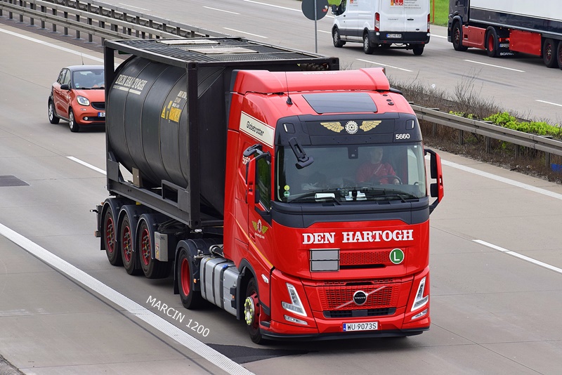 _DSC5572-crop-DEN HARTOGH - VOLVO FH AERO.JPG