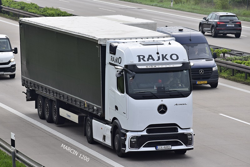 _DSC4231 RAJKO-crop-Mercedes-Benz ActrosL ProCabin.JPG