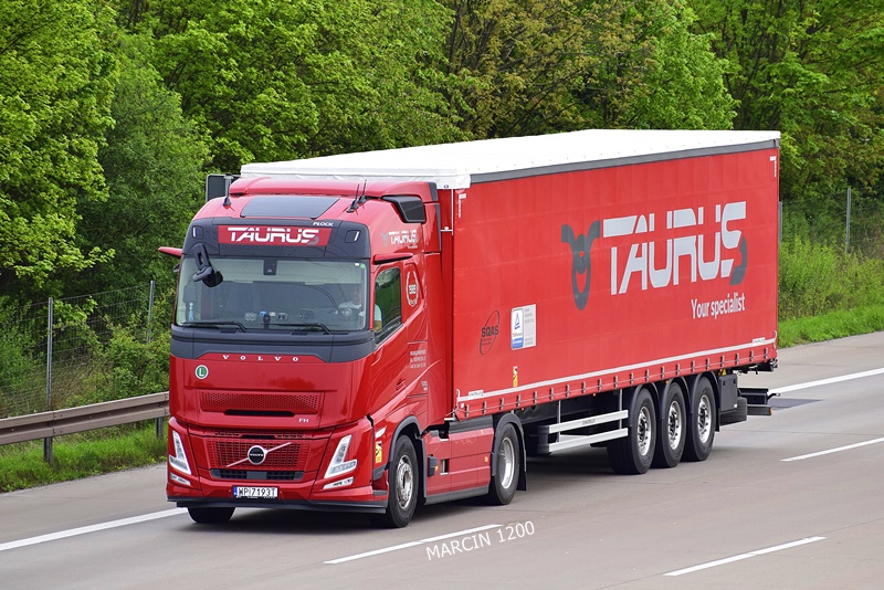 _DSC5597 TAURUS-crop-VOLVO FH AERO.JPG