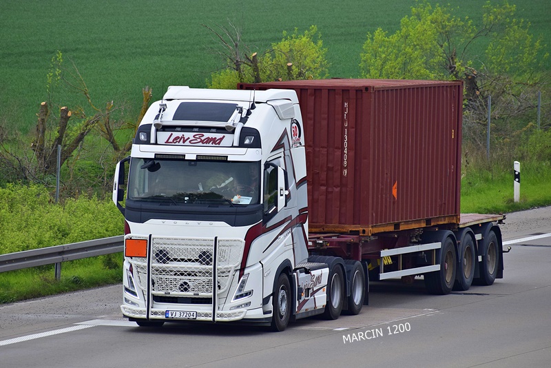 _DSC4017 Leiv Sand-crop-VOLVO FH AERO.JPG