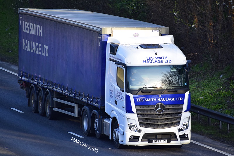 _DSC9938-crop-Les Smith Haulage Ltd-ACTROS MP5.JPG