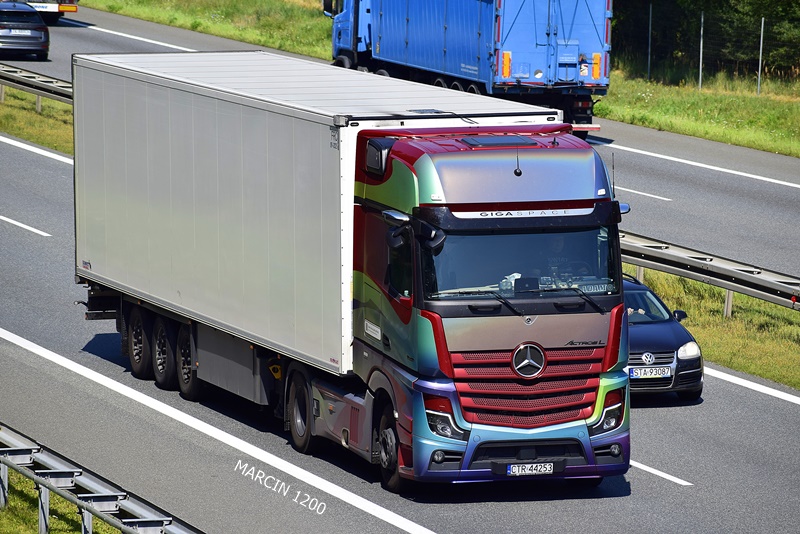 _DSC00011 (1381)-crop-Mercedes-Benz Actros MP5 DEMO.JPG