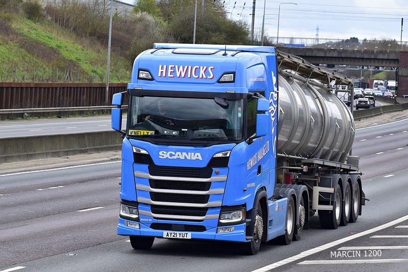 _DSC0700-crop-Hewicks Haulage-SCANIA S500.JPG