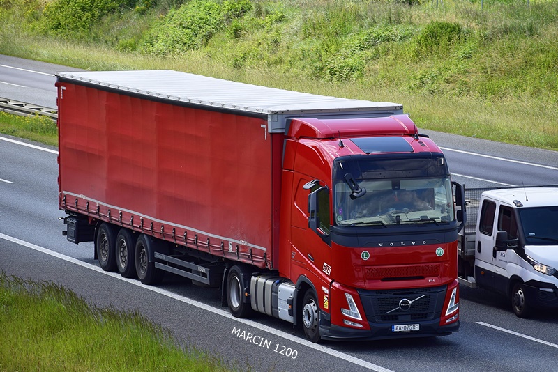 _DSC6475 STD-crop-VOLVO FH AERO.JPG