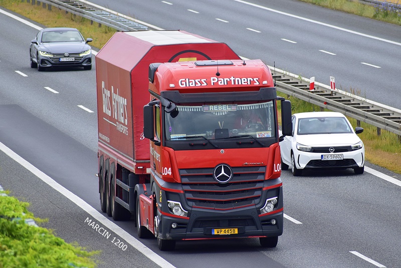 _DSC7077 Glass Partners-crop-ActrosL.JPG