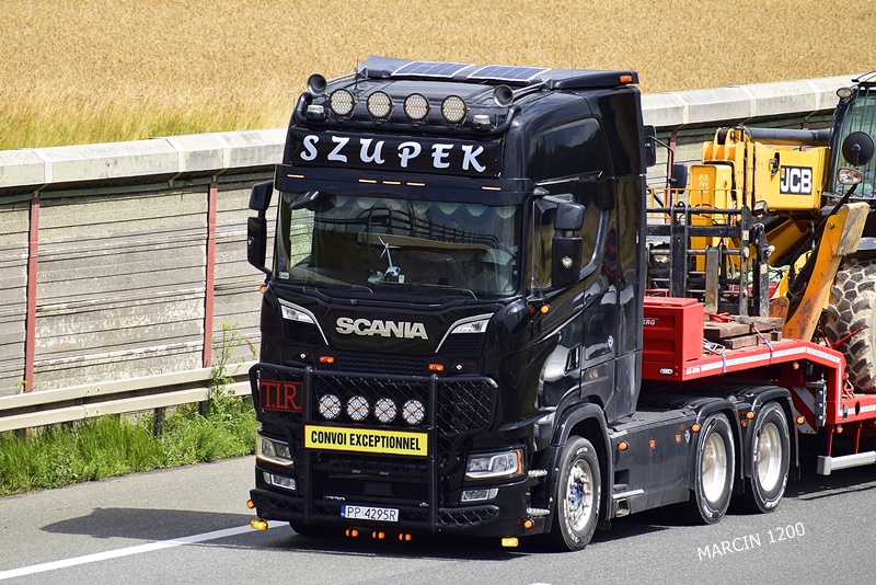 _DSC7734 SZUPEK-crop-SCANIA S V8.JPG